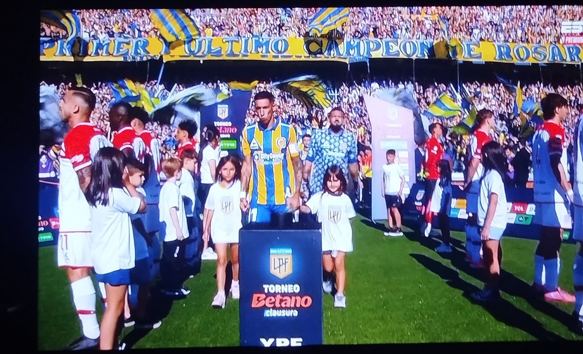 Prefiero morir de pie, que vivir de rodillas. ESTUDIANTES DE LA PATRIA. Ahí tienen el pasillo que se merecen.