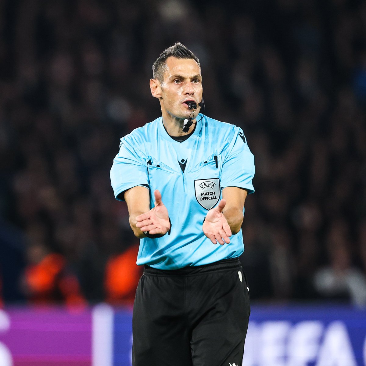 _BeFootball's tweet image. 🚨 𝗢𝗙𝗙𝗜𝗖𝗜𝗘𝗟 ! Maurizio Mariani 🇮🇹 est nommé par l'UEFA pour arbitrer OM - Newcastle mardi soir 👮‍♂️

Il s'est notamment illustré cette saison pour :

- Naples - Inter, de nombreuses erreurs durant le match qui lui ont valu une relégation de DEUX SEMAINES en Serie B 📉

-…
