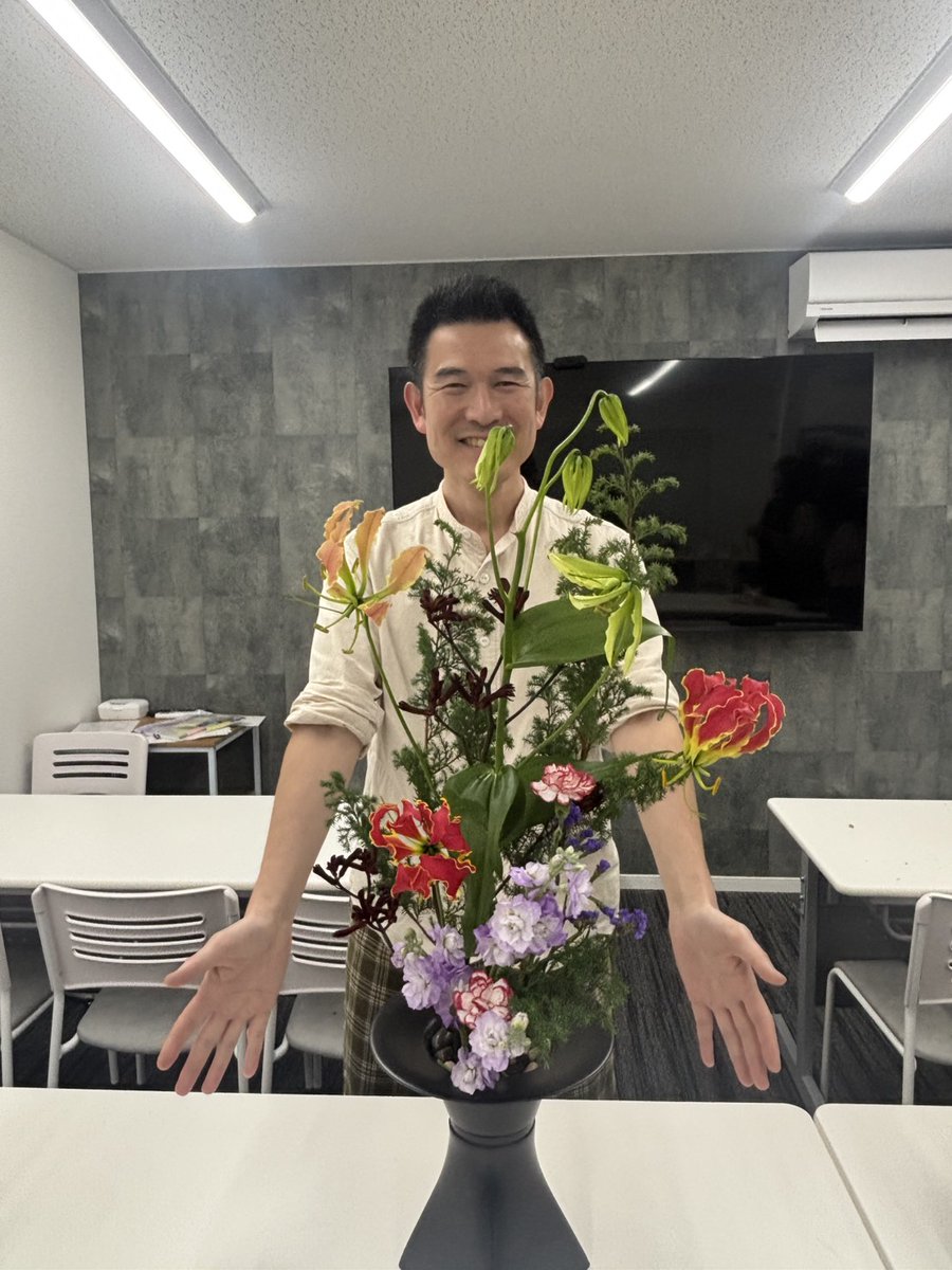 ぶっちーさん
<a href="/sadaka_plus/">ぶっちー|ハッピーコンサルタント</a> 
ダイナミックがいつも一貫しています👏　あっぱれですよね。大きな花器にしたものの剣山がやや小さく重心を取るのが難しかったですね！(重い方に倒れちゃうので)最初はもっと大きな作品でしたが🤣　またぶっちーさんらしい作品を作りたいですね😊