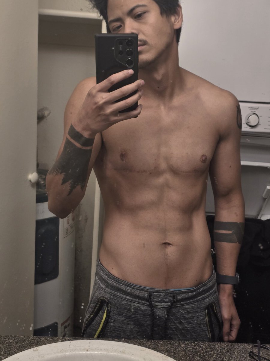 AlphaBottomFTM's tweet image. I can almost bench press myself :D