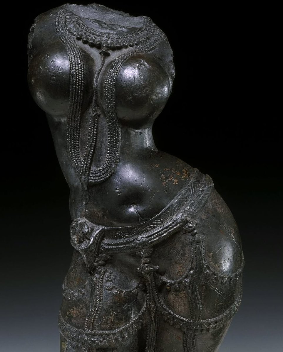 solisolsoli's tweet image. 9th century female torso