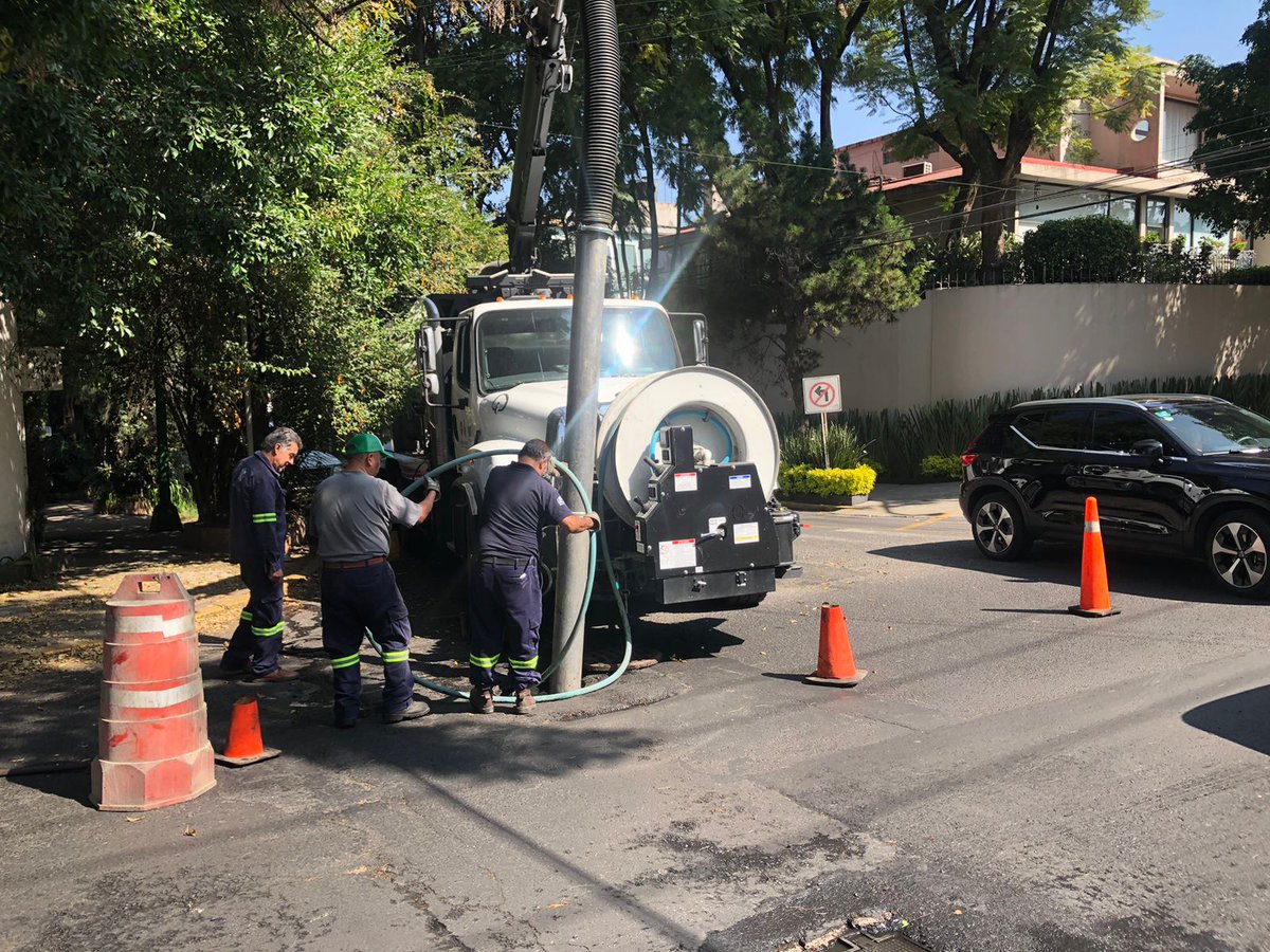SEGIAGUA's tweet image. #Tlaloque⛈️ #BrigadaSEGIAGUA realiza trabajos de limpieza y desazolve de la red de drenaje en📍 Sierra Vertientes Bosque de las Lomas, @AlcaldiaMHmx #OperativoLluvias2025 🌧️