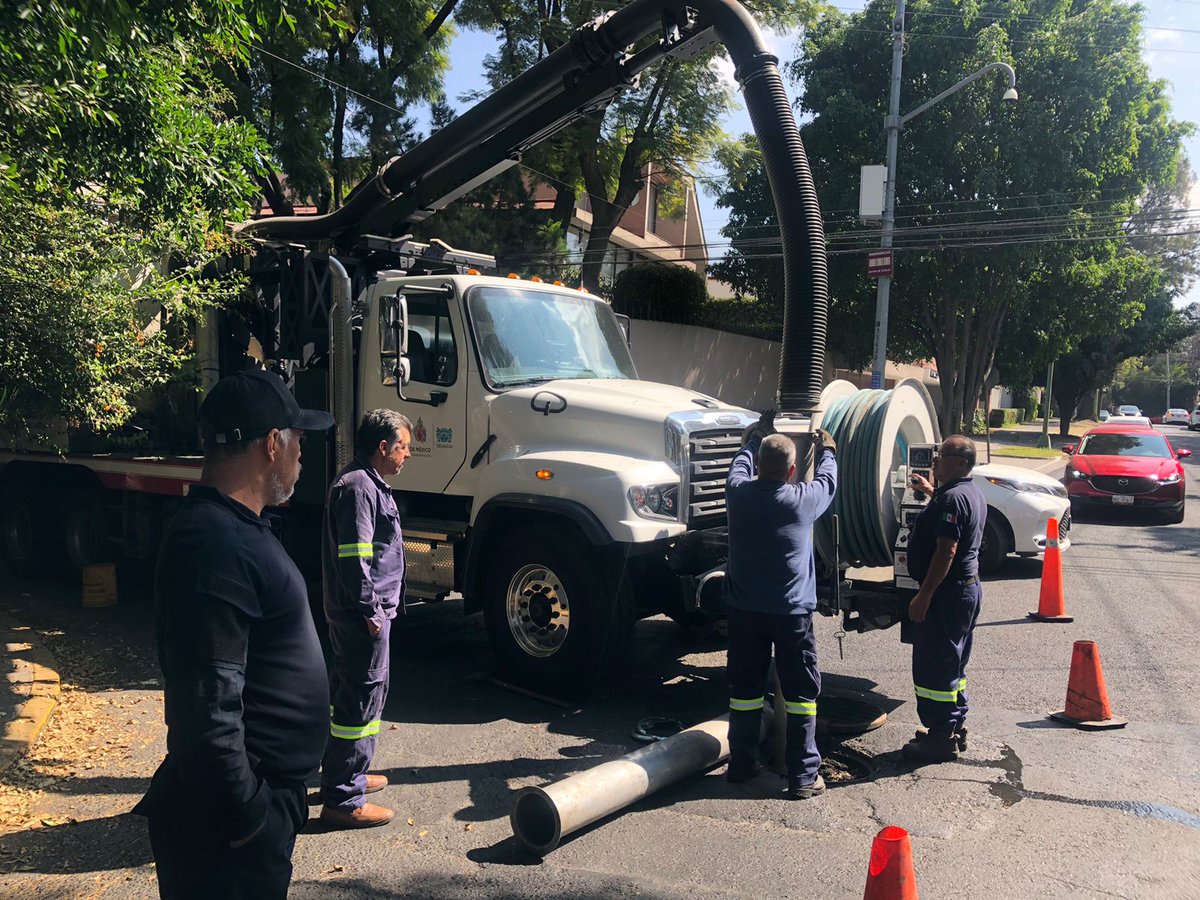 SEGIAGUA's tweet image. #Tlaloque⛈️ #BrigadaSEGIAGUA realiza trabajos de limpieza y desazolve de la red de drenaje en📍 Sierra Vertientes Bosque de las Lomas, @AlcaldiaMHmx #OperativoLluvias2025 🌧️