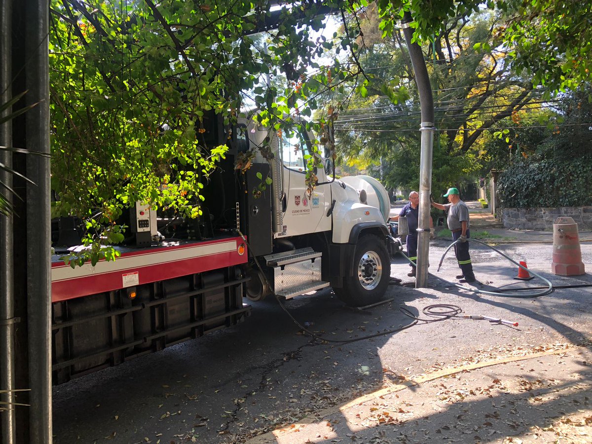 SEGIAGUA's tweet image. #Tlaloque⛈️ #BrigadaSEGIAGUA realiza trabajos de limpieza y desazolve de la red de drenaje en📍 Sierra Vertientes Bosque de las Lomas, @AlcaldiaMHmx #OperativoLluvias2025 🌧️
