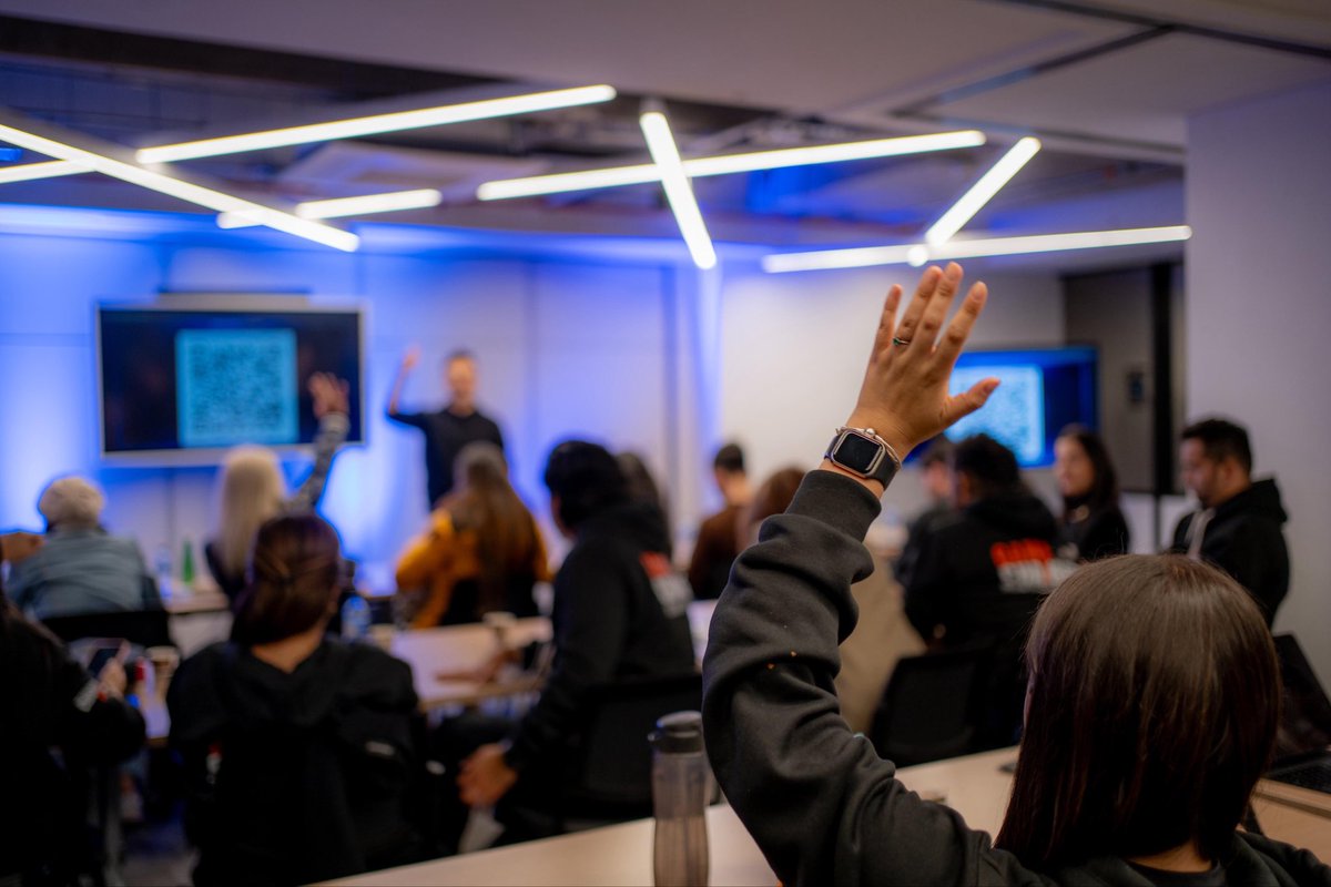 GameChangersC0's tweet photo. Si estás listo para crecer, este es el tipo de sala donde deberías estar.
Entrenamiento intensivo Game Changers💥
#Emprender #GameChangers #Growth https://t.co/0kaGCTRk2I