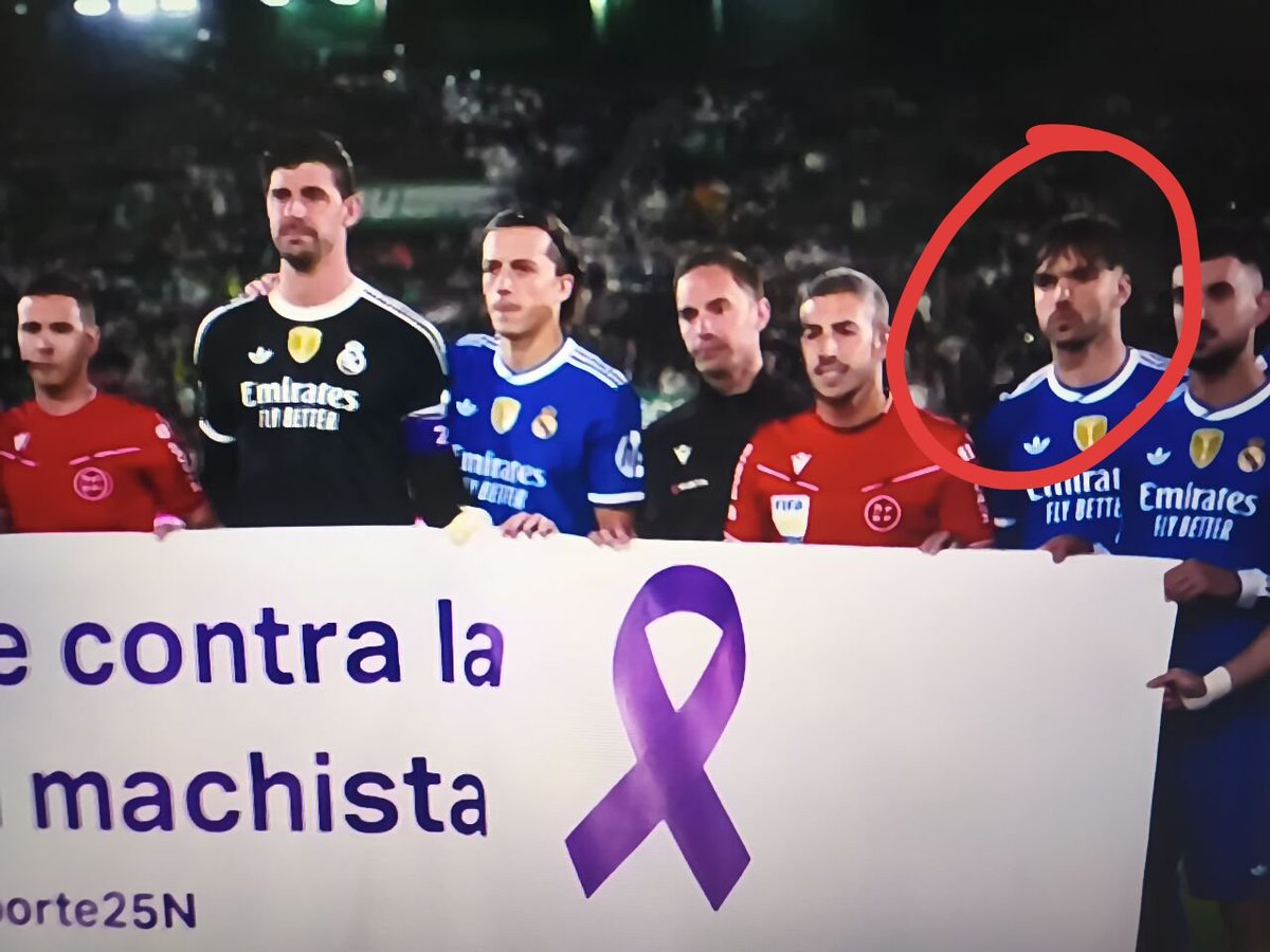 FonsiLoaiza's tweet image. Hoy, Raúl Asencio del Real Madrid ha posado con la pancarta contra la violencia machista. Está procesado por difusión de un vídeo sexual de una menor.