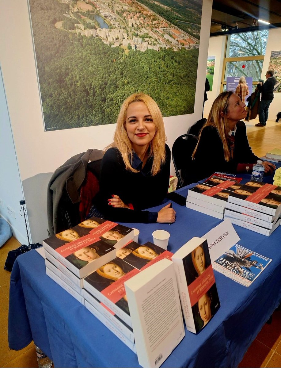 DTengour's tweet photo. À #Versailles, pour le salon #Histoiredelire. Signature de "Catherine d'Aragon et Jeanne la Folle" @EditionsPerrin Merci à toutes lectrices, à tous les lecteurs et passionnés d'#Histoire 📚⭐️⚜️

#douniatengour #catherineetjeanne #editionsperrin #livres #biographie #Espagne https://t.co/UANtruouOc