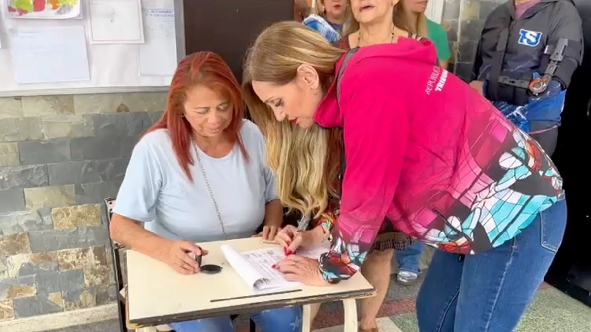 🔴Presidenta del TSJ ejerce su voto en respaldo a la Cuarta Consulta Popular expresión del Poder Comunal en Venezuela

#السعوديه_اليابان #zelena #riyadh #helevier #zeudiners #linglingkwong #恋ムズ #恋ムズ #บอลไทย