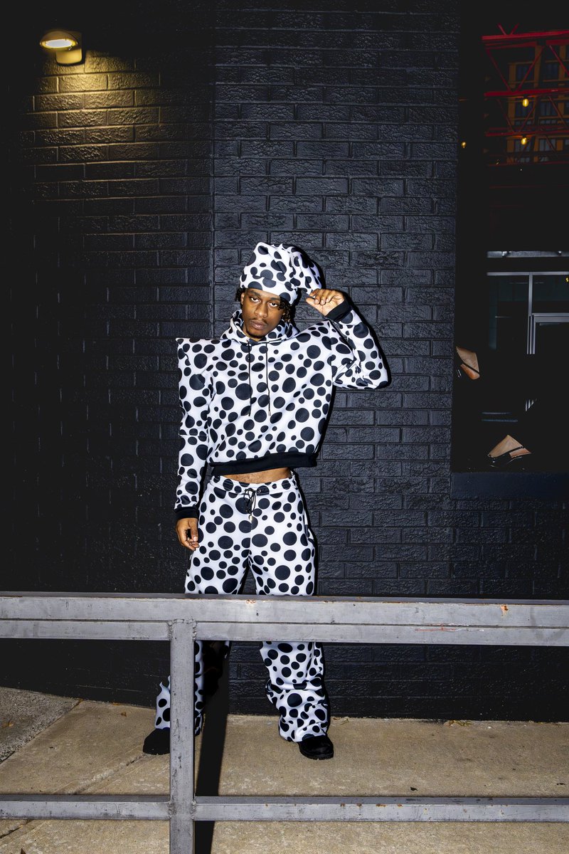 TimmyLeeeCo's tweet photo. “Born From The Pain” A Collection Inspired By My Depression. Dropping 11/28 

Drop 1 - “Hollow” Sweatsuits 

Model: @_lulbrando 

Hollow (adjective)
Definition: Having an empty space inside; lacking fullness, substance, or emotional depth
#streetwear https://t.co/NXiOe7iwNT