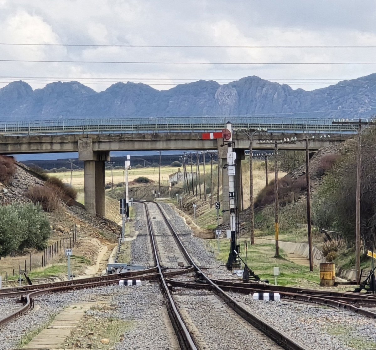 Tren MD 599 Ciudad-Real-Badajoz saliendo de la estación de Castuera (Badajoz) bajo la atenta mirada de la Jefa de Circulación.
Esta línea soporta un flujo importante de mercancías a diario, pero está aún sin automatizar, todo se hace a mano, desvíos, señales, etc.