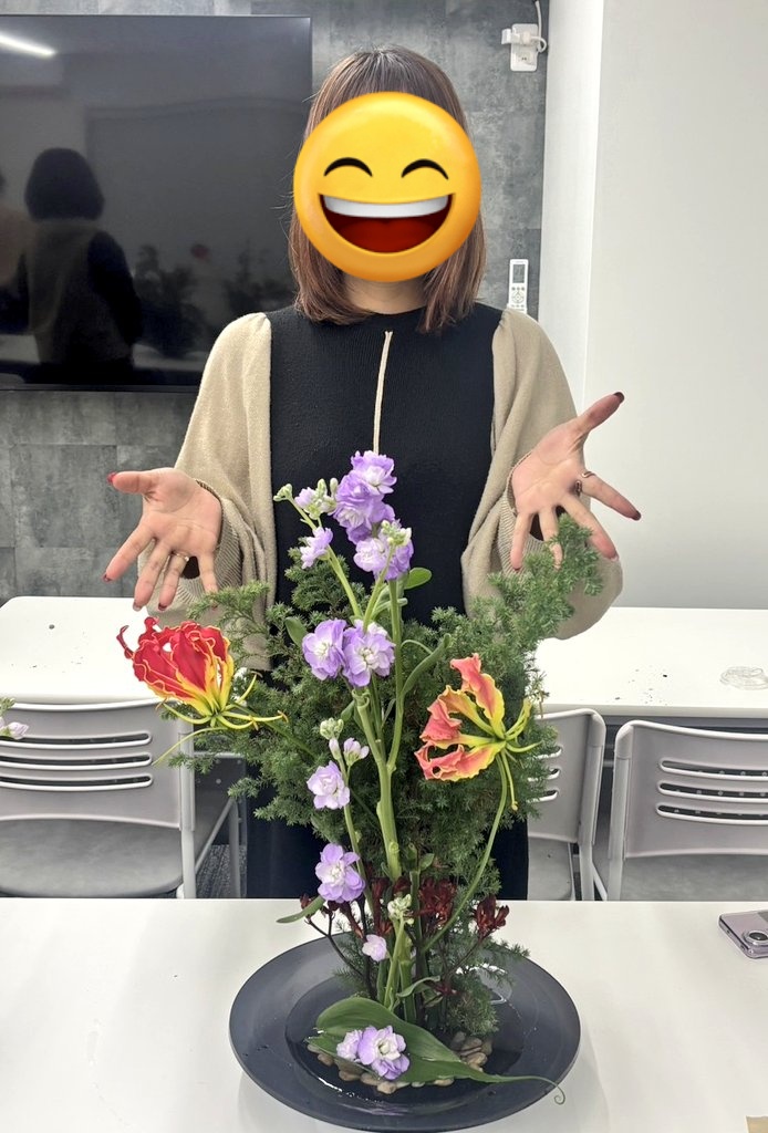 シオンさん
<a href="/SION_tanosimu/">シオン｜思春期の嵐を乗り越え中 等身大ママの相談室</a> 
薄紫色はシオンさんの色！💠
生け花は主役を決めて世界観を構築していきます。薄紫のストックを主役に、全体に流れて通るようにちりばめられてすてきですね😍
器近くにはグロリオサの葉っぱ、その上にストックのお花とかわいい工夫が楽しめます。喜びを感じられました🎵