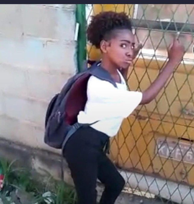 wxlunaaa's tweet image. Seu José Tavares vendo que não tinha charuto e que entregaram fumo enrolado em uma folha de caderno p ele