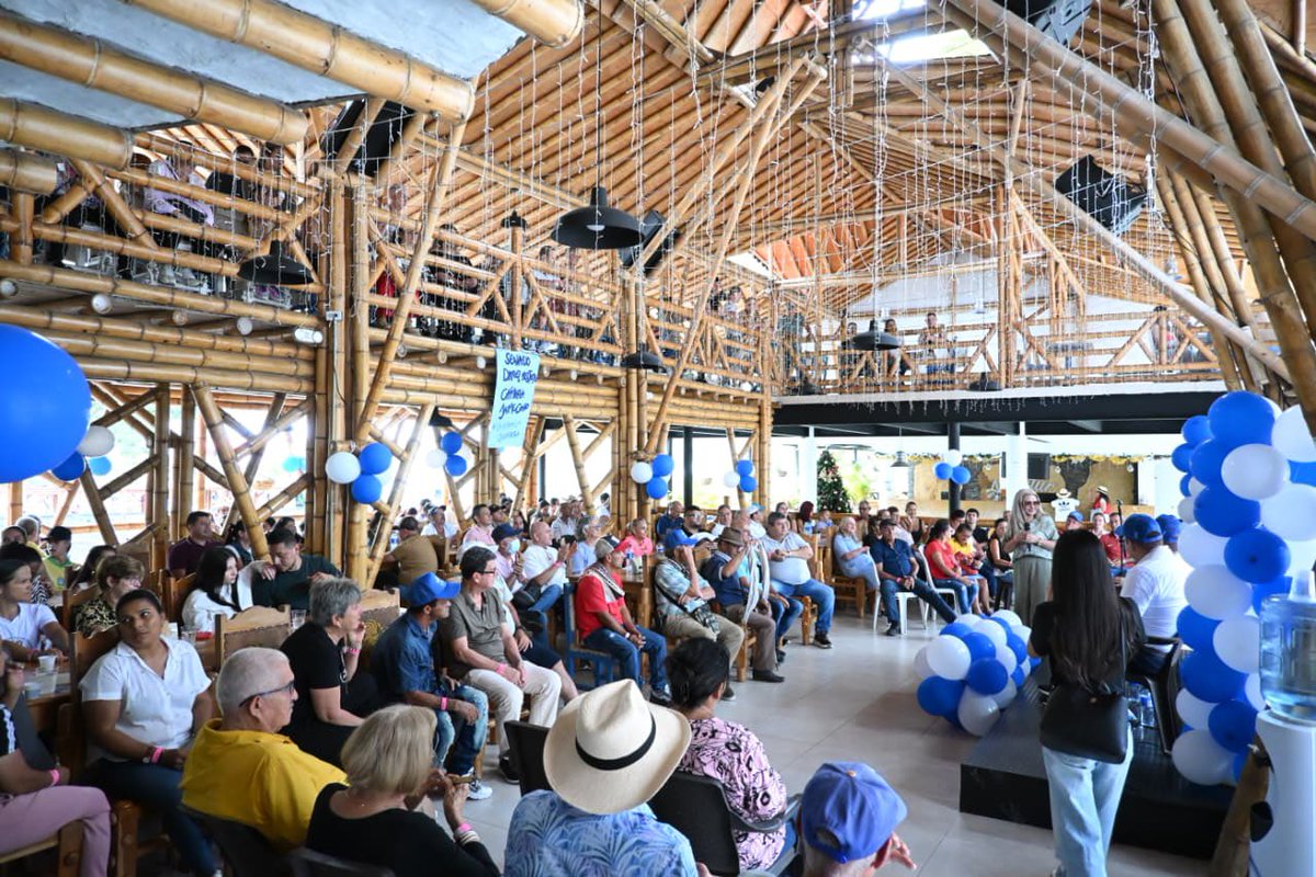 DanielRestrepoC's tweet image. Bienvenida al #EquipoDeAntioquia a la concejala conservadora Dora Duque.
Gracias por su acogida, su cariño y su respaldo. También agradecemos a la doctora Patricia Ramírez por propiciar un espacio de encuentro y diálogo en Cocorná, donde seguimos trabajando en equipo.