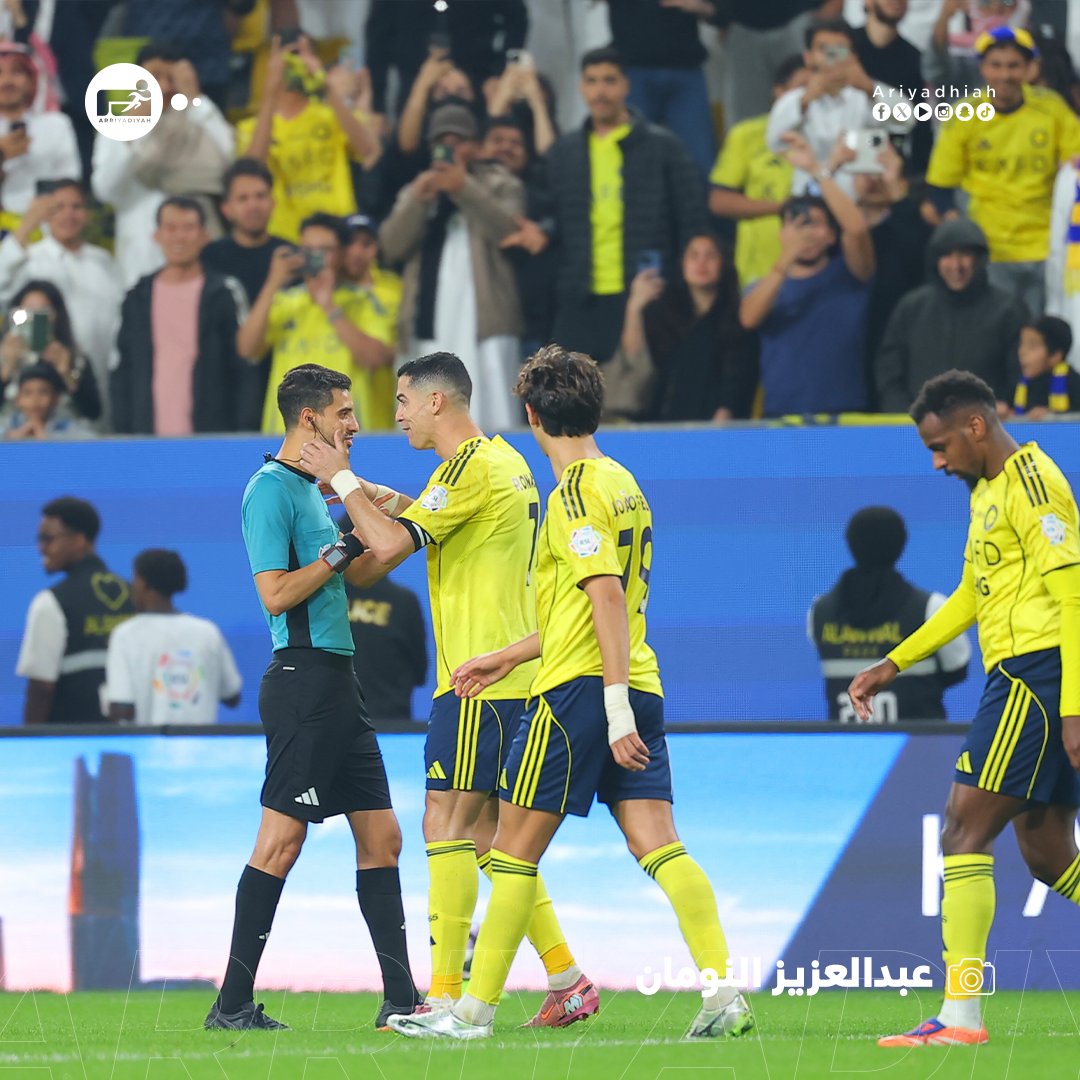 📸 الأسطورة البرتغالية #كريستيانو_رونالدو قائد #النصر ومحمد السماعيل حكم المباراة في لقطة ودية 

#النصر_الخليج
#دوري_روشن_السعودي 🇸🇦
#RoshnSaudiLeague
