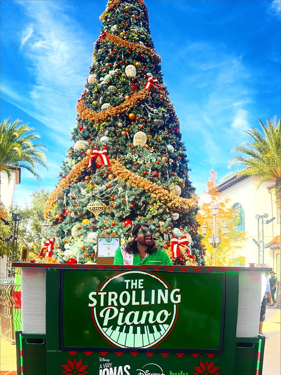Rob_Volpe's tweet image. I LOVE playing the Strolling Piano around Disney Springs and now the added bonus of some Holiday Flair!

#strollingpiano #disneysprings #waltdisneyworld #disneyentertainment #pianorob #disneychristmas