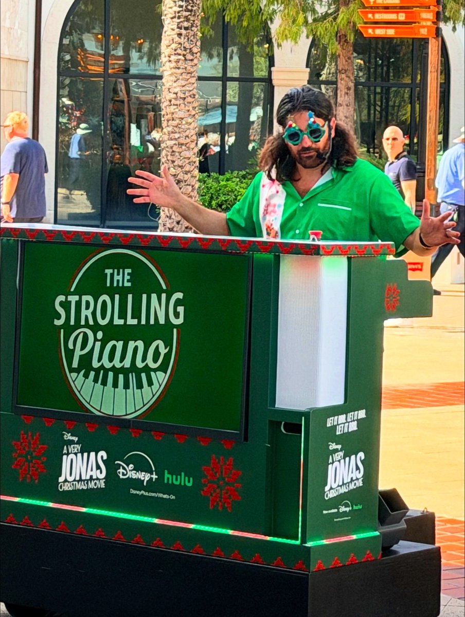 Rob_Volpe's tweet image. I LOVE playing the Strolling Piano around Disney Springs and now the added bonus of some Holiday Flair!

#strollingpiano #disneysprings #waltdisneyworld #disneyentertainment #pianorob #disneychristmas
