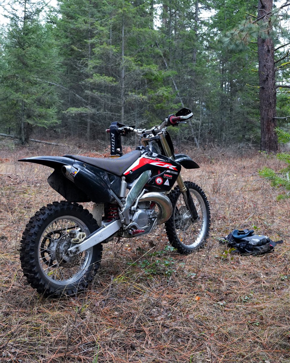 Forest vibes with the ol’ CR250… keeping it humble and having a blast out there.
Some fast clips from yesterday are on the way — the trees were cheering me on 😂🌲
#filmingsolo