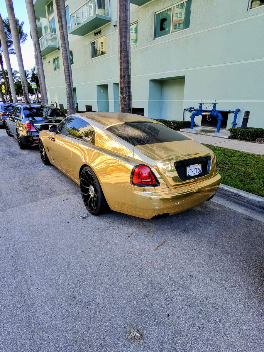 Things you only see in Edgewater, a beat up Rolls just chilling in street parking 🤣
#Miami