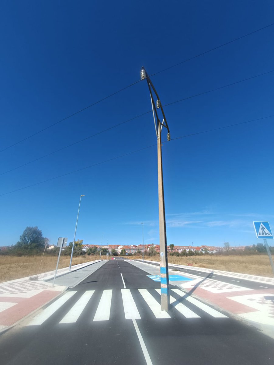 _lisg's tweet image. Os dejo está obra arquitectónica que se encontró mi padre hace unos días.

@AVillaquilambre