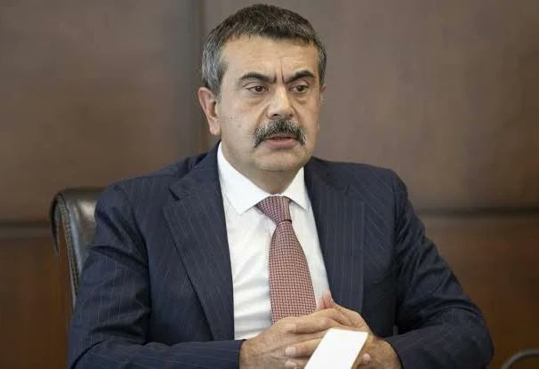 BU MİLLETİ SALAK YERİNE KOYMA, YUSUF!

Milli Eğitim Bakanı Yusuf Tekin, "Kendi çocuğunu neden özel okula yolladığı" sorgulanınca, şu yanıtı vermiş:

"... vatandaşların, çocuklarının
eğitimi için yasal statüde eğitim veren
herhangi bir eğitim kurumunu tercih
edebilmeleri