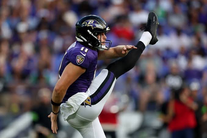 ReportFlock's tweet photo. Special teams. Special player.

Jordan Stout is booming the ball today, flipping the field with punts of 74 and 67 yards. Absolute weapon.

#NFL #RavensFlock https://t.co/3lFJyiHPym