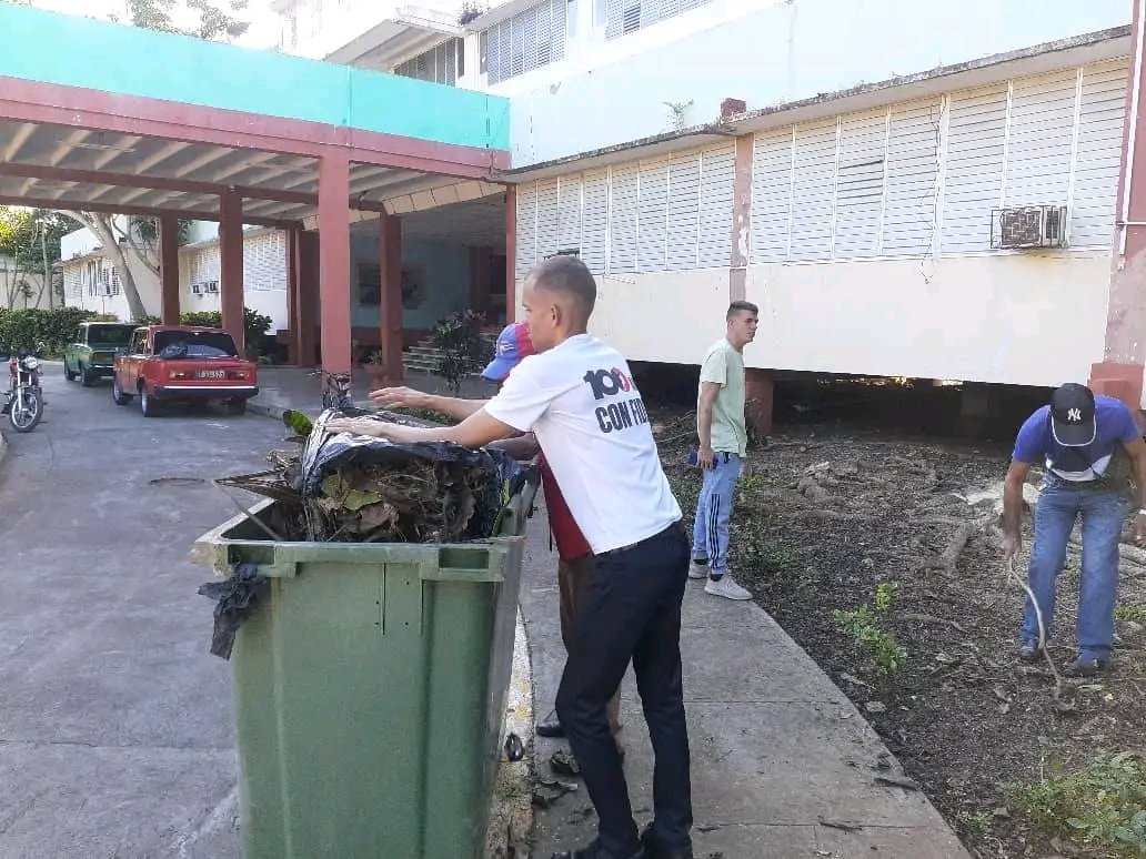 📢 Hoy, la Universidad de Ciencias Médicas de Granma conmemora el 66.º aniversario del primer trabajo voluntario masivo convocado por el Che en 1959. Trabajadores se unen para honrar su legado con una jornada de trabajo voluntario. ¡Juntos construimos un futuro mejor! 🇨🇺✨
