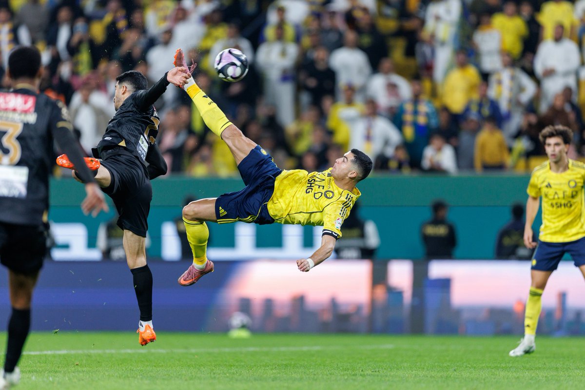 ajmalfareed_786's tweet photo. 🚲💥 Cristiano Ronaldo hits career goal 954th with a ridiculous bicycle kick. This man refuses to age. #GOAT #7CR https://t.co/dm8UUhsTjg