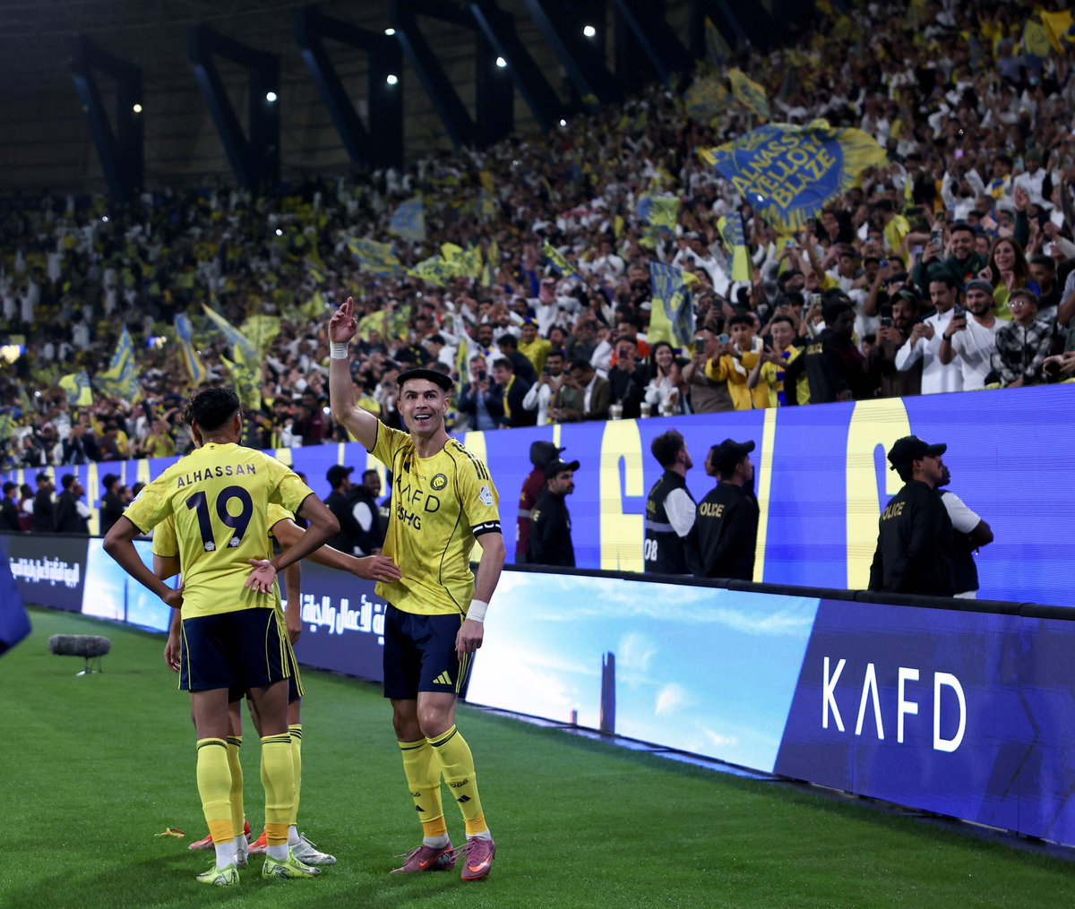 AlNassrFC's tweet image. صناعةٌ سعودية
هدفٌ في الدوري السعودي 
احتفالٌ بالعرضة السعودية

من تاريخيٍ مُحِبٍّ للسعودية 🇸🇦