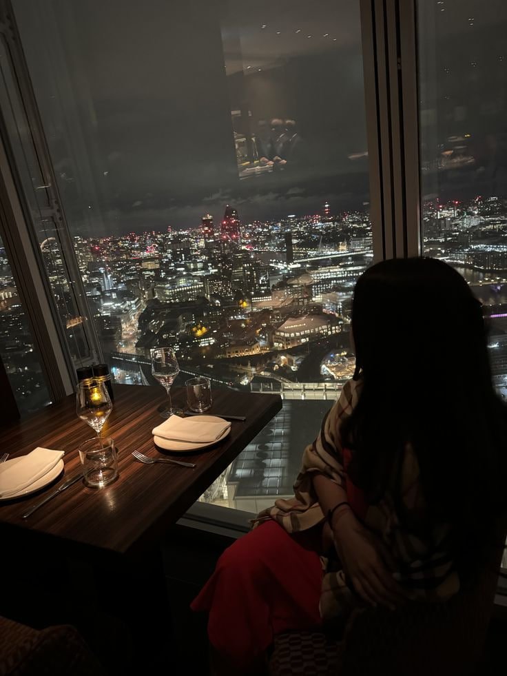Poppyq7ye's tweet photo. Soaking in the beauty of London 🏙️🍸 Love the views and the moments 🌙 #LondonViews #Cityscape https://t.co/1mr6uPsKQn