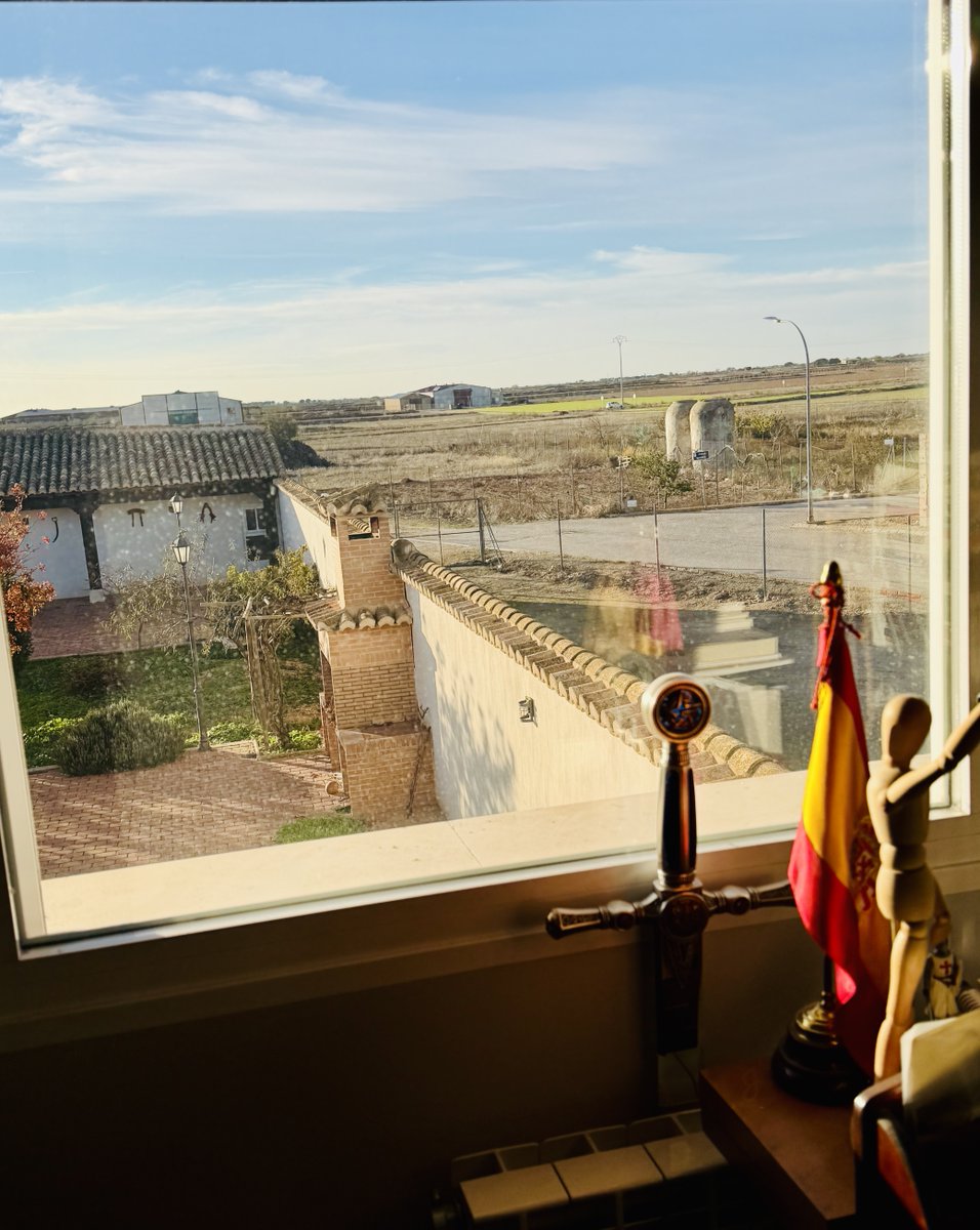 Mirar tras las ventanas me encanta. Sobre todo algunas. Veo campo y silencio. Y me inspiro. #Home #Minaya 💚☝️🔝🦔🐥 Privilegio #Gratitud 🙏