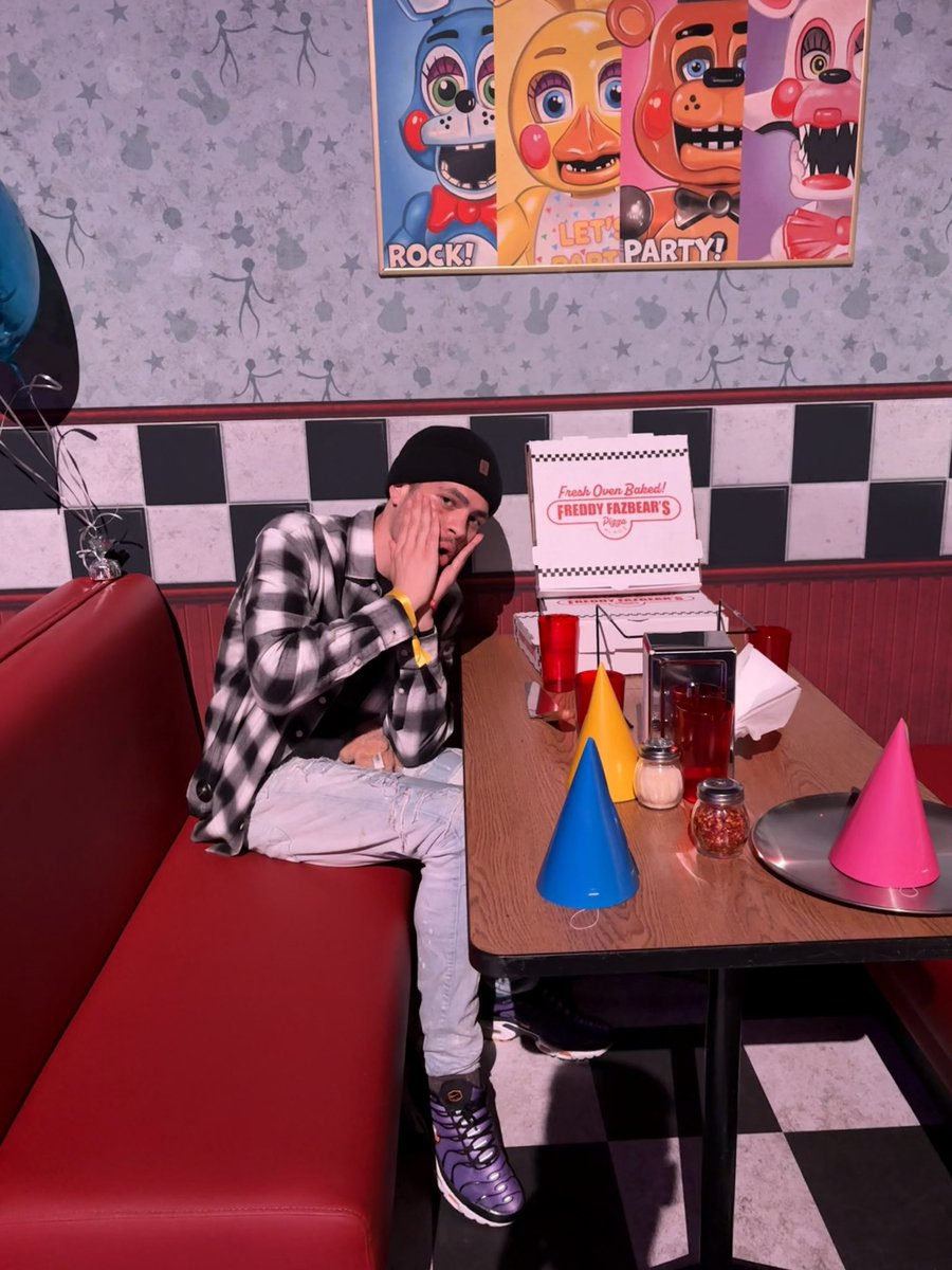 evansolott's tweet image. Cooling at Freddy’s