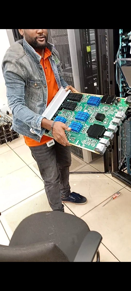 thenetstack's tweet image. Pulling apart a @Cisco Nexus 7K switch from the DC rack.

#cisco #ciscopartnerprogram #linux #fypシ