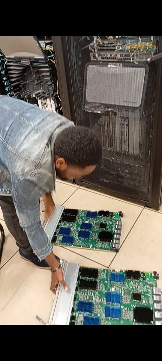 thenetstack's tweet image. Pulling apart a @Cisco Nexus 7K switch from the DC rack.

#cisco #ciscopartnerprogram #linux #fypシ