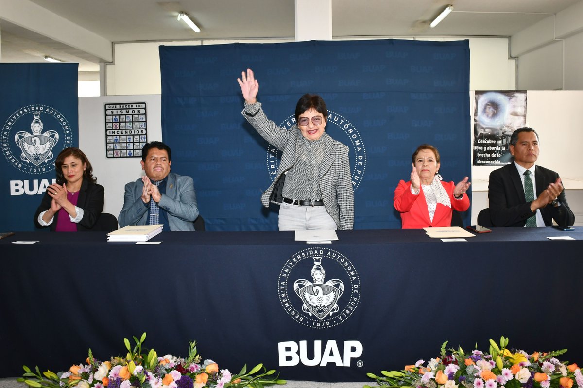 BUAPoficial's tweet photo. Toma protesta la Rectora Lilia Cedillo a Irma García como directora de la Preparatoria 2 de Octubre de 1968.

Agradeció la gestión del maestro José Rosas, quien rindió su Cuarto Informe de Labores.

ℹ️ Más información aquí: https://t.co/S7Dx69M0wU

#BoletínBUAP https://t.co/FGFvvfi7LS