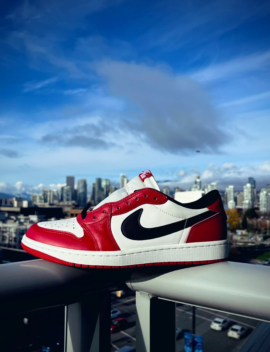 Would you believe me if I told you that this was my first Chicago colorway? 
#yoursneakersaredope #MailCall 📬