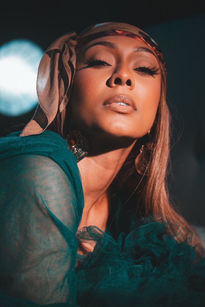 KeriHilson's tweet image. more bts from #Again vid