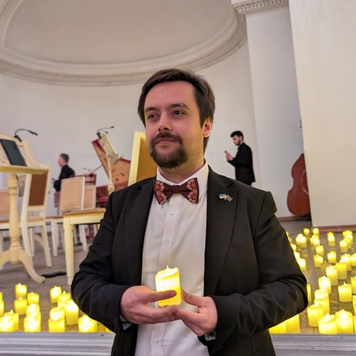 «А ти що, свічку тримав?»