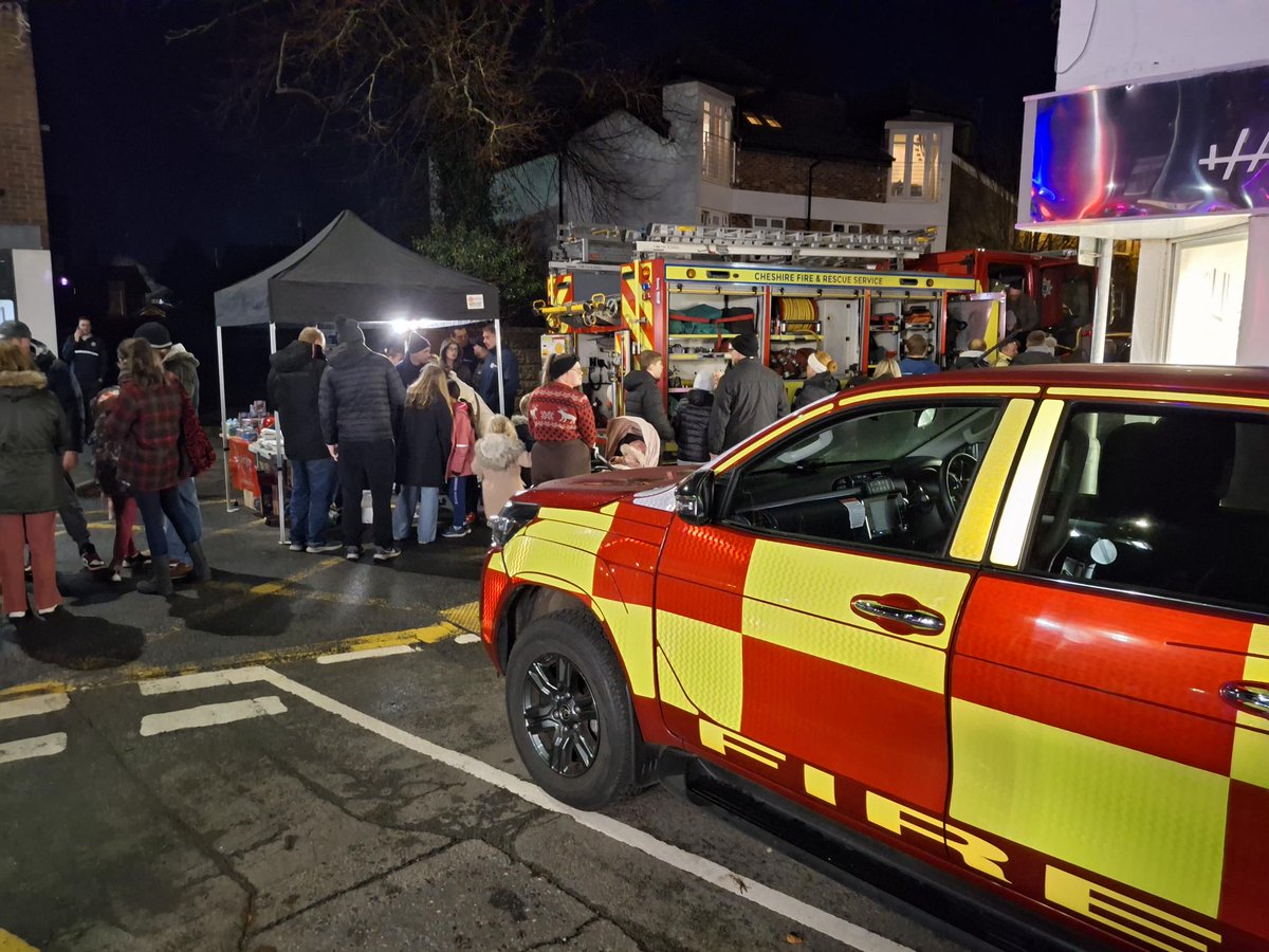 CheshireFire's tweet photo. Delighted to be at the Alsager Christmas light switch on today!
If you are thinking of gifting something back to your community this festive season, then #ThinkOnCall
We are looking for on-call firefighters in several locations. Find out more here π
https://t.co/oD9wwlZzOt https://t.co/SR99JNOgAC