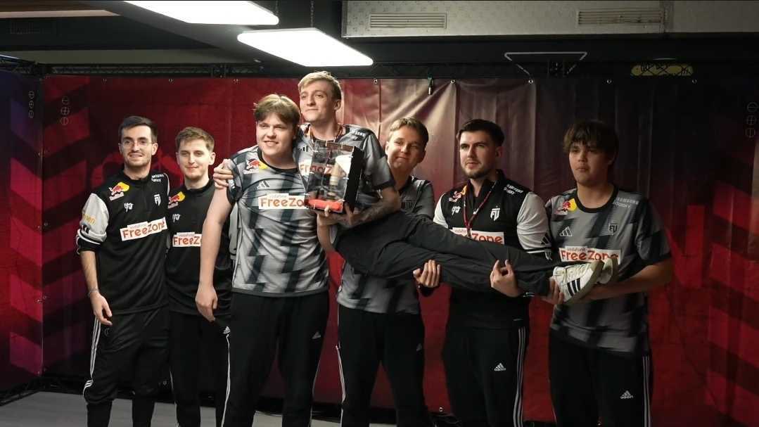 cooliocs's tweet image. Champion of Draculan#3 🏆
@dem0nisio 
@cmtrycs 
@dziugsscs 
@lauNXcs_ 
@KrabeniCS 
@zanderwer1 
@Garrixer_CSGO 
#futwin
