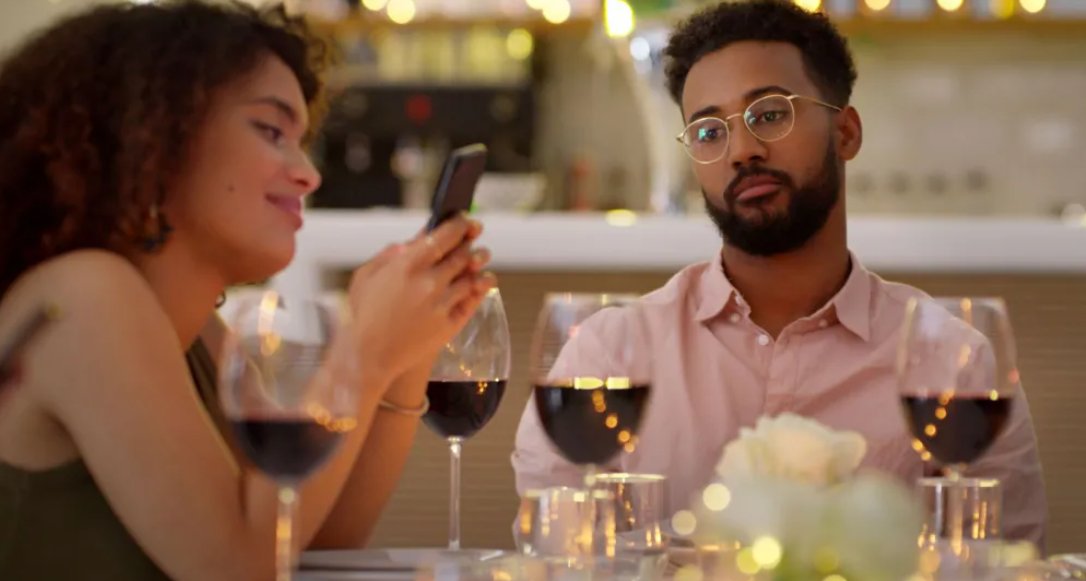 ChaTTaBox_Com's tweet image. Is “phubbing” ruining your relationship? When your partner ignores you for their phone, it can create emotional distance and lower satisfaction. Science agrees. 
chattabox.com/post/wslzdkzf/… 

#Phubbing #PhoneAddiction #RelationshipGoals #DigitalDetox #LoveAndTech #MentalHealth