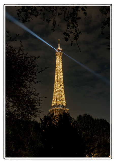 photos_dsmith's tweet image. The #beacon on the #Eiffel #tower @LaTourEiffel spins to light up the #city of #Paris #France. The #light travels a long distance lighting up the tall #building surrounding one of the #world&apos;s greatest #landmarks. #nightphotography #streetphotography #pictureoftheday