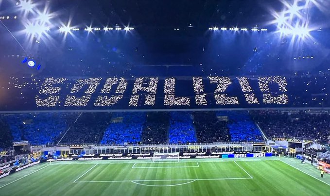 GradaBpro's tweet image. Enormes.
En el derbi de Milán, la nueva pancarta de la Curva Sud del Milan, "Sodalizio Rossonero". fue prohibida por la policía. 

La solución ha sido introducirla mediante las luces de los teléfonos móviles de los aficionados rossoneros.