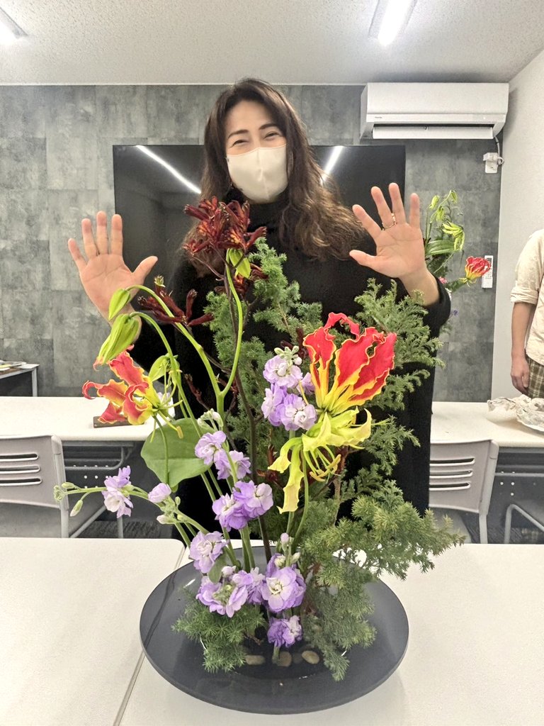 きゃおさん
<a href="/kaoriyamaide/">きゃお │ ココロの言語化</a> 
ストックからグロリオサのつながりが上手に生けられましたね✨生け終わったと思ってからも手直しを頑張っていたきゃおさん。枝の粗密やお花の高さと角度を試行錯誤されていました！にぎやかでお花のパワーを感じる作品になりました☺💠