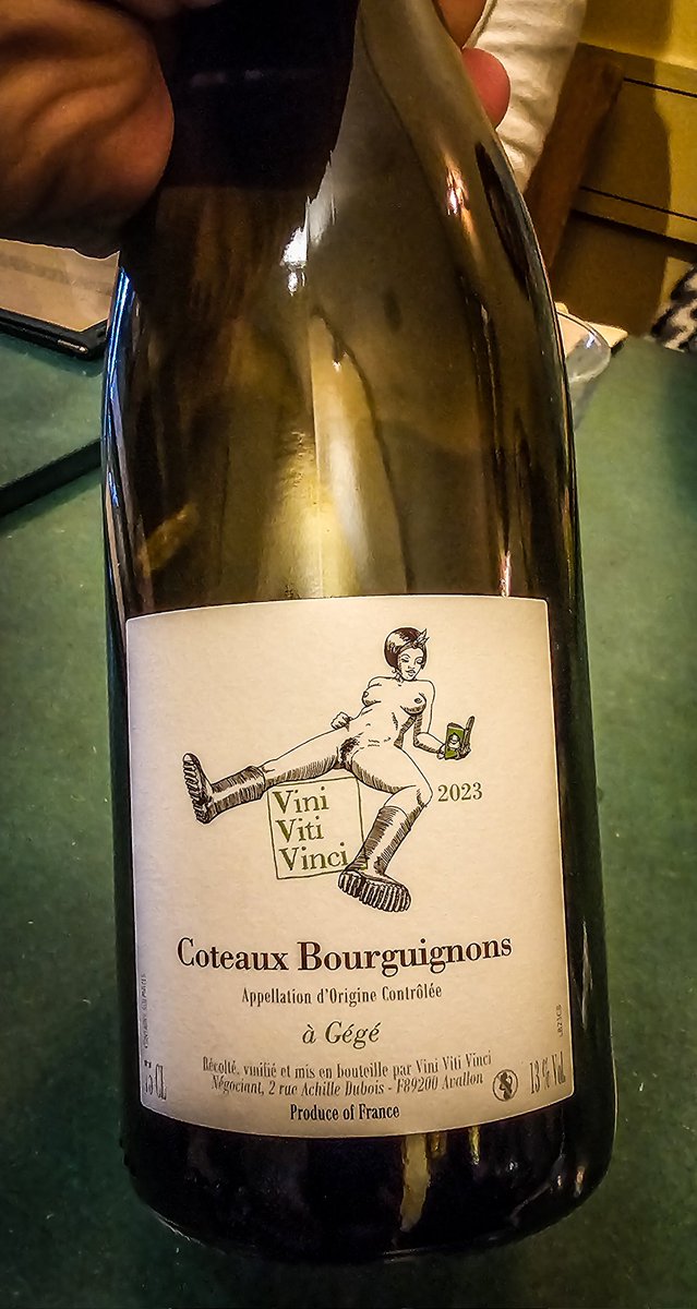 How they do wine bottle labels in France. 🇫🇷