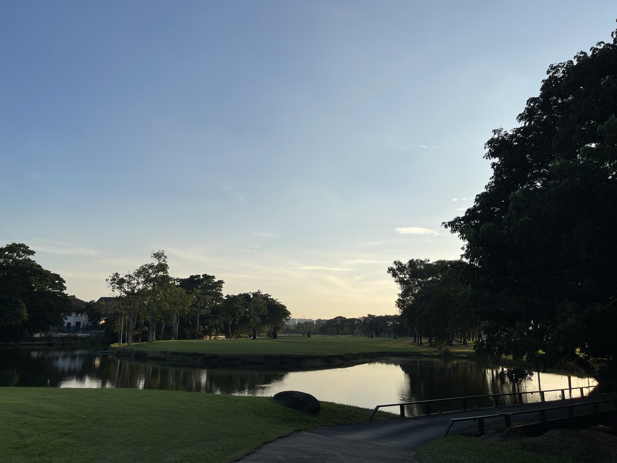 takao1966's tweet photo. 昨日も良い天気にめぐまれました
ただ人が多すぎてラウンド終了時には暗くなってしまいました
#Thanacity
#イマソラ
#いまそら
#昨日の空
#空
#Thailand
#ゴルフ https://t.co/AltbrZ6Cuz