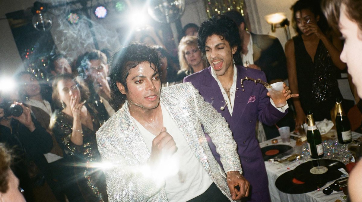 If you want casual, amateur-style photo renders (that feel less “AI”),
the secret 👉 is picking the right tokens 🎯
And Banana Pro nails it:
natural light, real textures, little imperfections… just right 📸

PROMPT
A chaotic, poorly composed 1990s flash photo taken with a