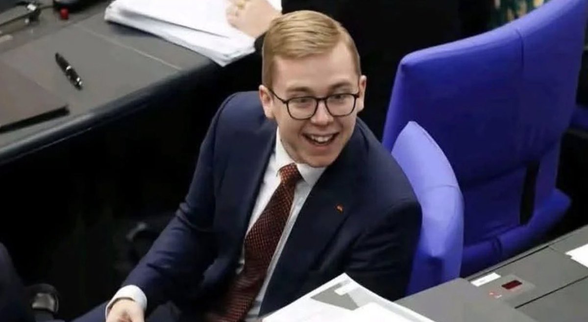 Phillip Amthor wurde als Kind auf Klassenfahrt im Bundestag vergessen und seitdem wurde er von Politikern aufgezogen wie Tarzan oder Mogli.