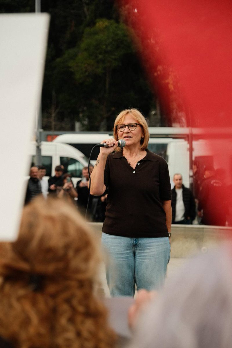 İstanbul'da yüzlerce kadının tencere, tava ve düdükleriyle kadınlara yönelik şiddete tepki gösterdiği eylemde konuşan TKP Parti Meclisi üyesi Zehra Güner Karaoğlu: "Bizim bu kötü koşullarda çalışıyor olmamız şiddet. Düşük ücretler şiddet. İşyerlerinde iş kazaları, iş cinayetleri