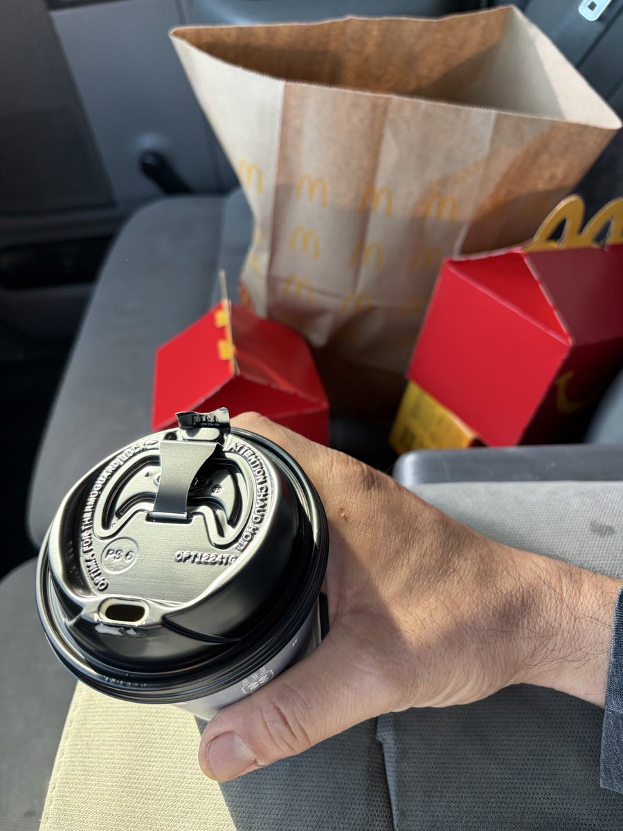 dalcz's tweet image. Pelón, con un barbón, unos lentotes, escuchando el metal más oscuro y cochino que tengo pero con mi late de caramelo y unas cajitas felices.

Paridad