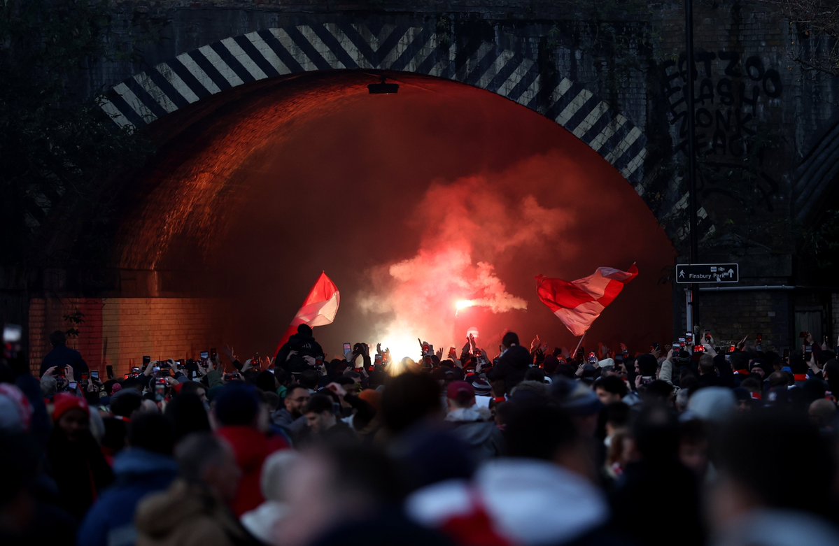 CBSSportsGolazo's tweet image. Arsenal fans made a big entrance to the NLD 😮‍💨